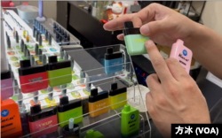 纽约一位经营电子烟的业者指着中国大陆生产的电子烟产品。(方冰拍摄)