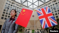 资料照:北京中国银行总行举行中英高层金融服务圆桌会期间摆放的英中国旗。(2016年7月22日)