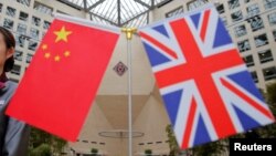 资料照:北京中国银行总行举行中英高层金融服务圆桌会期间摆放的英中国旗。(2016年7月22日)