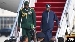 尼日利亚总统博拉·提努布(Bola Tinubu)抵达北京首都机场,准备出席中非合作论坛(FOCAC)。 (2024年9月1日)