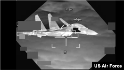 资料照片: 中国J-11飞行员对在国际空域的南海合法进行例行行动的一架美国空军B-52飞机进行不安全拦截。