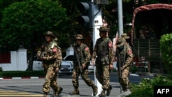 缅甸军事安全部队成员2024年2月1日在抗议三年前军事政变的“无声罢工”期间在街道上巡逻。(法新社照片)