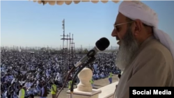 逊尼派伊玛目莫拉维·阿卜杜勒·哈米德 2023 年 4 月 21 日在伊朗扎黑丹开斋节祈祷。