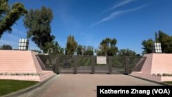 2023年11月4日（星期六）上午，美国气候特使约翰·克里和中国气候特使解振华在加利福尼亚州兰乔米拉日的Sunnylands度假村内召开会议-Sunnylands度假村入园大门关闭。(记者张木林2023年11月4日拍摄）