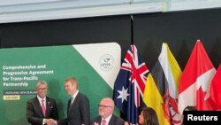 2023年7月16日在新西兰奥克拉举行的“全面与进步跨太平洋伙伴关系协定”(Comprehensive and Progressive Agreement for Trans-Pacific Partnership, CPTPP)会议上,英国成为CPTPP创立以来第一个新加入的成员。新西兰总理西普金斯和马来西亚投资、贸易及工业部长滕库·阿卜杜尔·阿齐兹(Tengku Abdul Aziz)兴奋地起立相互握手,对英国的加入感到高兴。