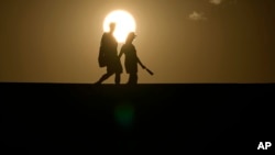 2023年7月16日,人们走过加利福尼亚州的死亡谷国家公园。(美联社照片)