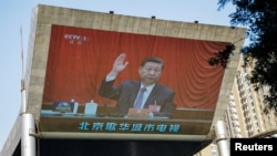 北京街头大型电子屏幕播放中共领导人习近平出席中共20届三中全会的电视图像。(2024年7月18日)