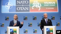 北约秘书长斯托尔滕贝格(左)和立陶宛总统吉塔纳斯·纳塞达在立陶宛首都维尔纽斯举行北约峰会前与媒体见面。(2023年7月10日)
