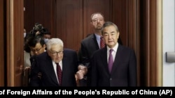 中共中央外事工作委员会办公室主任王毅在北京会晤到访的美国前国务卿基辛格。 (2023年7月19日)