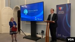 英国保安国务大臣董勤达英国时间1月30日晚在伦敦出席“欢迎香港人委员会”的活动时发言 (美国之音/郑乐捷)