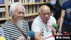 《民间电台》创办人曾健成(右)对于未能成功争取港府开放大气电波感到遗憾。(记者高锋摄)