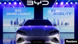 印度尼西亚雅加达的一家比亚迪汽车专卖店展示的比亚迪电动汽车。 （2024年1月18日）