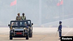 资料照片:缅甸军政府负责人敏昂莱在首都内比都阅兵。(2021年3月27日)