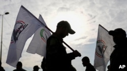 伊拉克什叶派民兵在巴格达参加被美国空袭打死的人员的葬礼。(2024年2月4日)