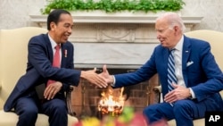 美国总统乔·拜登总统2023年11月13日在华盛顿白宫椭圆形办公室会见印度尼西亚总统佐科·维多多。 (美联社照片)