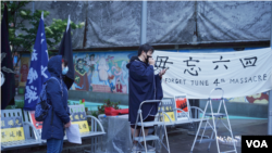 来自香港的KO和来自中国的大陆的Ashley(化名)在波士顿六四34周年纪念活动上。(VOA记者王平拍摄)