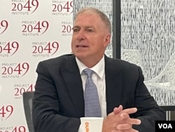 美国退役海军陆战队上校纽瑟姆在2049项目研究所谈新书《当中国攻击时》。（2023年3月29日，美国之音锺辰芳拍摄）