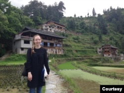 美国政治网媒《Axios》中国记者贝书颖(Bethany Allen)2016年于中国贵州的一个少数民族地区进行采访。(照片提供: 贝书颖)