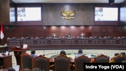 Suasana sidang pembacaan putusan dugaan pelanggaran etik hakim Mahkamah Konstitusi pada Selasa (7/11) di Jakarta. (VOA/Indra Yoga)