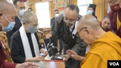 刘晓波的遗孀刘霞(左二)当面送给达赖喇嘛刘晓波的诗集和她的个人摄影集。(达赖喇嘛办公室提供)