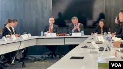 台湾民众党主席、前台北市长柯文哲((左4)与美台商业协会举行会谈,左3为美台商业协会会长韩儒伯。(2023年4月17日,美国之音锺辰芳拍摄)