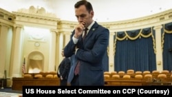 美国国会众议院美国与中共战略竞争特设委员会2023年4月19日在委员会进行台海冲突兵棋推演。图为委员会主席、共和党联邦众议员迈克·加拉格尔在兵棋推演桌前思考。(众议院美中战略竞争特设委员会提供)