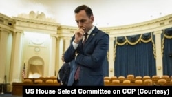 资料照片:众议院美国与中共战略竞争特设委员会2023年4月19日进行台海冲突兵棋推演。图为委员会主席、共和党众议员加拉格尔在兵棋推演桌前思考。(图片由众议院美国与中共战略竞争委员会提供)