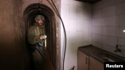 2023年11月22日,以色列军方公布了设在加沙希法医院下加固地下隧道里的哈马斯组织指挥所设备齐全的内部状况。