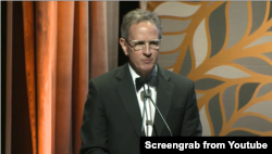 美国前财政部长盖特纳（Timothy Geithner）在美中关系全国委员会2023年会上宣读拜登总统的贺信。（YouTube截图）