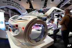 上海国际车展上人们参观智能汽车的部件。(2023年4月19日)