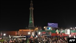 2023 年 3 月 26 日凌晨，巴基斯坦前总理伊姆兰·汗的支持者聚集在拉合尔的集会上。