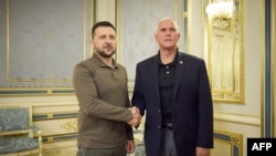 美国前副总统彭斯与乌克兰总统泽连斯基在会谈前握手。(2023年6月29日)