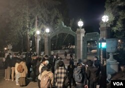 11月28日晚，在伯克利校园标志性的百年萨瑟门，旧金山湾区的学生和居民举办了了纪念白纸运动一周年的纪念活动（美国之音/周星辰）