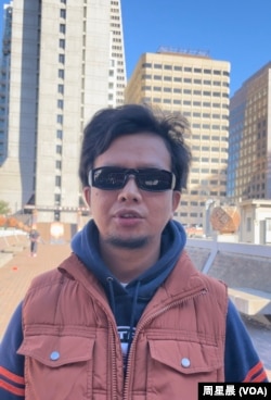 2023年11月8日，旧金山居民高明在旧金山花园角民主女神像前表示，他将参加抗议习近平的活动。(周星晨拍摄)