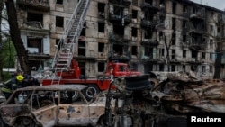 俄罗斯对乌克兰中部城市克里维里赫(Kryvyi Rih)发动大规模导弹袭击,击中居民建筑。(2023年6月13日)