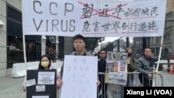 11月16日,全美各地几百名中国民运人权人士、法轮功信仰群体以及西藏、新疆、香港独立运动人士组成的抗议人群在旧金山APEC会场和习近平下榻的凯悦酒店附近抗议中共独裁、抗议习近平暴政。最中间的抗议者是中国留学生徐仕耿 (美国之音/周星晨)