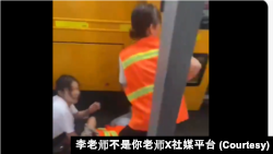 资料照:苏州日本人学校校车袭击事件现场,被刺伤的乘务员倒地。(图片来自博主“李老师不是你老师”X社媒平台视频截图)