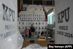 Pejabat Komisi Pemilihan Umum (KPU) dan saksi partai melakukan rekapitulasi hasil tabulasi di tingkat kecamatan di Jakarta pada 16 Februari 2024. (Foto: AFP/Bay Ismoyo)