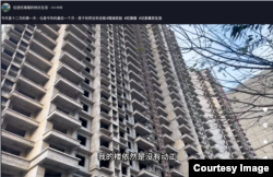 河南抖音用户“住进烂尾楼的快乐生活”12月1日重回烂尾楼盘现场，望楼感叹:“一年了，我的楼依然是没有动工”(截自河南抖音用户“住进烂尾楼的快乐生活”的视频截图)。