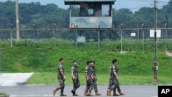 Beberapa tentara Korea Selatan melewati pos penjagaan militer di Paviliun Imjingak di Paju, Korea Selatan, dekat perbatasan dengan Korea Utara, Rabu, 19 Juli 2023 (foto: ilustrasi).