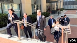 8月29日下午,李锐日记归属案当天的庭审结束后,李锐女儿李南央夫妇(右后方)和律师们走出在奥克兰的加利福尼亚北区联邦地区法院。(美国之音 周星晨拍摄)