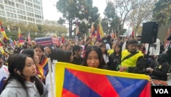 2023年11月15日上午,近400名藏人、维吾尔人、香港人等多个族裔在中国驻旧金山总领事馆门前举行集会抗议习近平暴政。(美国之音周星晨拍摄)