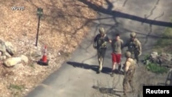 Agen FBI menangkap Jack Teixeira, seorang pegawai Garda Nasional Angkatan Udara AS, di luar rumahnya di North Dighton, Massachusetts, pada 13 April 2023. (Foto: WCVB-TV via ABC via Reuters)