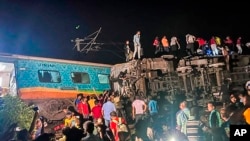 2023年6月2日,救援人员在印度东部奥里萨邦巴拉索尔区脱轨的旅客列车现场工作。(印度报业托拉斯,美联社)