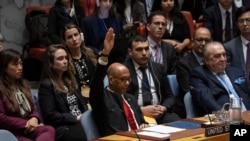 Wakil Duta Besar AS Robert Wood memberikan suara menentang resolusi dalam pertemuan Dewan Keamanan di markas besar PBB, Kamis, 18 April 2024. (AP/Yuki Iwamura)