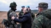 Архівне фото: російський президент Путін спілкується з військовим РФ на навчальному полігоні, 2022 рік