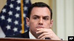 资料照片:2023年2月28日,来自威斯康星州的共和党籍众议员加拉格尔在华盛顿国会山举行的众议院中国特设委员会的听证会上。(美联社照片)