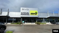 芬兰中部城市于韦斯屈莱(Jyväskylä)一个汽车市场的比亚迪广告。(2024年6月13日)