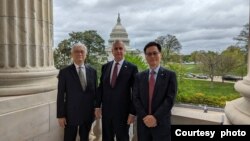 美国众议院台湾连线共同主席马里奥·迪亚兹-巴拉特(中)与台湾在野党中国国民党副主席夏立言(左)、国民党驻美代表秦日新在国会山合影。(2024年4月11日，国民党提供)