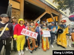 11月15日受伤的中国民主党党员王中伟,11月16日又带着他的“皇帝抗议团”来到君悦酒店附近抗议习近平修改宪法,强行连任。(VOA 周星晨)